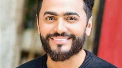 تامر حسني: رحلة فنية ملهمة من البدايات المتواضعة إلى النجومية