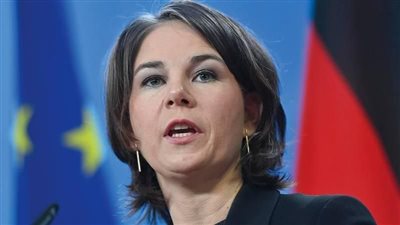 وزيرة خارجية ألمانيا تعيش تجربة عاملة شاورما في مطعم سوري ببرلين