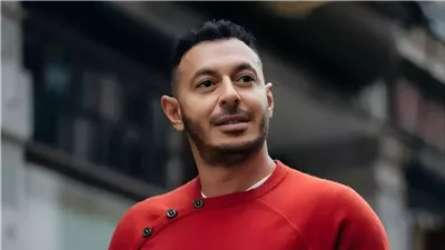 مصطفى شعبان يرتدي عباءة الحكمة في 