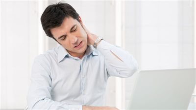 إذا كنت تقضي وقتاً طويلاً على هاتفك، فقد تعاني من رقبة الرسائل النصية ما هي الأعراض؟