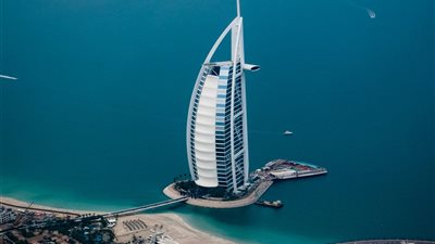 الشيخ محمد بن راشد يحدد أفضل وأسوأ الدوائر الحكومية في الإمارات للحد من البيروقراطية