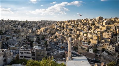 شابة أردنية وصديقتها يحاولان الانتحار مع شاب آخر في عمان 