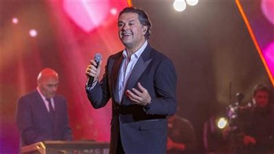 معجبة تقبل راغب علامة وتفاجئه بوشم صورته على ظهرها