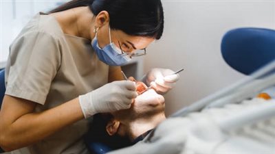 تسجيل أول حالة غش في الامتحانات باستخدام سماعات ذكية مزروعة في الأسنان