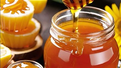 لماذا يفضل استخدام الملاعق الخشبية للعسل بدلًا من المعدنية؟ إليكم الإجابة