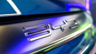 ثورة في صناعة السيارات: BYD تتفوق على تسلا بإيرادات غير مسبوقة!