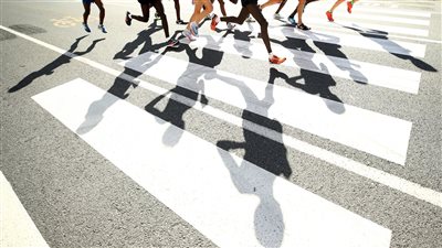 بإرادة حديدية.. مسنّ في التسعينات ينهي ماراثون كامل بزمن قياسي