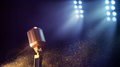 سكوتي ماكري الفائز ببرنامج أمريكان أيدول يسقط على ظهره على المسرح أثناء الحفل 