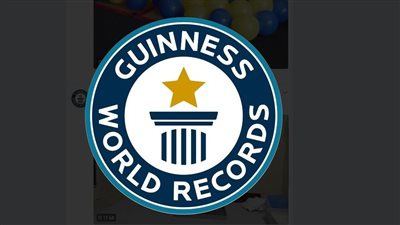 309 اشخاص يدخلون غينيس لارتدائهم قبعات الموز