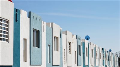 مشاريع الإسكان الحكومية في الخليج برنامج سكني السعودي vs دار الإمارات