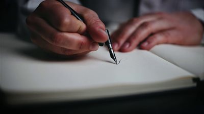 توفي ويليام فين، كاتب المسرحيات الموسيقية البارع عن عمر 73 عاماً 