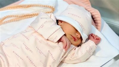 أول طفلة بريطانية تولد من رحم مزروع