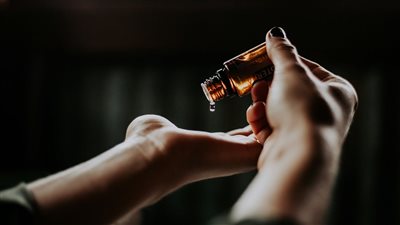 الزيت الساخن والتدليك بالسيروم للقضاء على جفاف اليدين