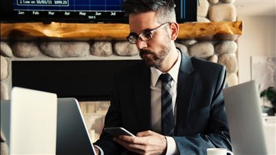 الأوروبيون يفضلون الاحتفاظ بالنقد لمواجهة تقلبات السوق 