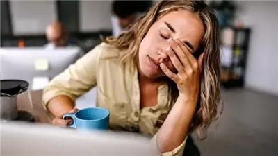 امرأة تغضب لعدم تقديم أصدقائها القهوة لها أثناء إقامتها عندهم