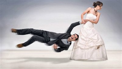 عروس تفقد أعصابها وتضرب صديق عريسها في منتصف حفل زفافهما