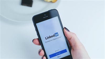 LinkedIn يستخدم الذكاء الاصطناعي لمساعدة الباحثين في العثور على وظائف جديدة