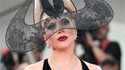 ليدي غاغا تطلق ألبومًا مفاجئًا بالتعاون مع فنانين عرب.