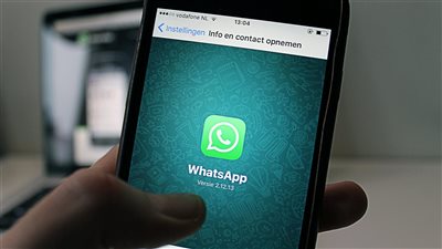 واتساب سيسمح قريبًا للمستخدمين بالرد على الرسائل والصور باستخدام الملصقات