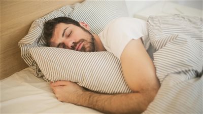 هل النوم على الظهر أم على الجانب أكثر صحة؟ إيجابيات وسلبيات كل منهما