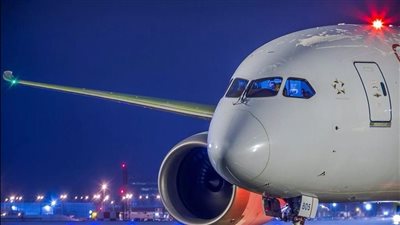لماذا تُخفت أضواء الطائرات قبل هبوطها ليلًا؟ الأمر ليس كما تظن 
