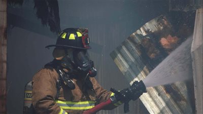 رجل صيني يسيطر على حريق لعبوة الغاز بشجاعة