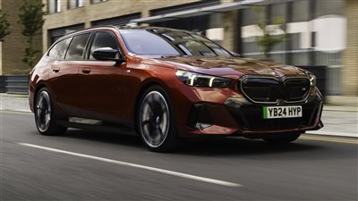 اختبار أولي لسيارة BMW i5 Touring 2026 يبرز مزيج الأداء الرياضي والعملية العائلية مع مدى كهربائي محسن
