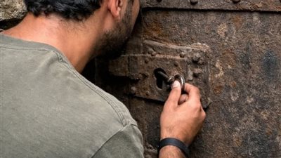 تخيلوا شاب يخرج من دار الأيتام 