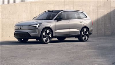 تجربة قيادة Volvo EX90 الجديدة تبرز مستوى عالٍ من الأمان والراحة مع تقنيات قيادة شبه ذاتية