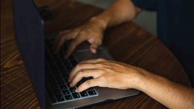خبراء الصحة النفسية يحذرون من ظاهرة الاحتراق الوظيفي الصامت حيث يبدو الموظف منخرطاً في عمله بينما تنضب طاقته الداخلية تدريجياً