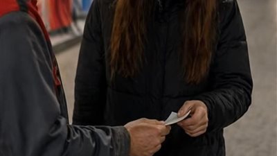 توقفنا انا وزوجي للتزود بالوقود 