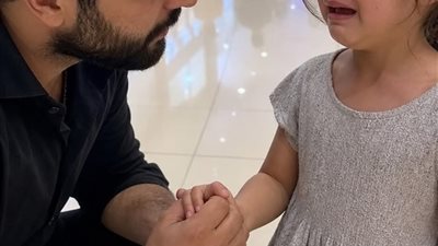 شاف طفله لوحدها في المول