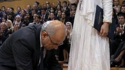 وصلت مريم إلى حفل تخرجها حافية 