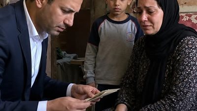قرر مليونير يزور بيت خادمته 