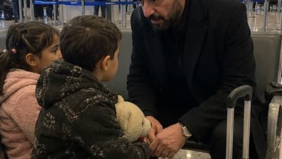 تركت زوجة الأب الطفلين في المطار ورحلت 