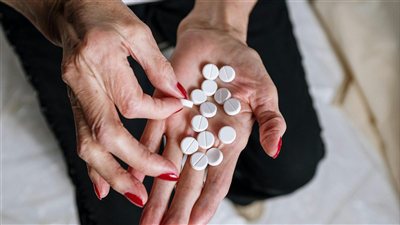 دراسة حديثة تحذر من أن مستويات فيتامين B12 الطبيعية قد لا تكون كافية لحماية الدماغ لدى كبار السن من التدهور المعرفي