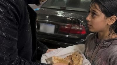 طفله فقيرة تبيع الخبز تحت المطر 