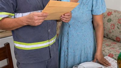 كانت زوجته تأخذ منه البطاقة البنكية كل نصف شهر