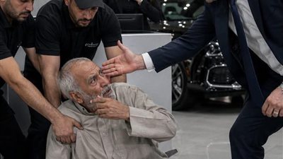 دخل رجل عجوز معرض سيارات في دبي