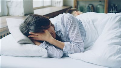 دراسة واسعة تربط النوم لأقل من ست ساعات أو أكثر من ثماني ساعات يوميًا بتسارع مؤشرات الشيخوخة البيولوجية لدى البالغين