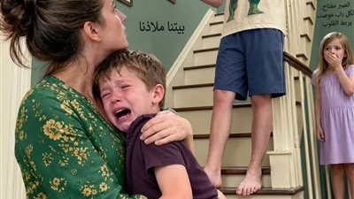 كسر ابن زوجي قارب ابني المصنوع من الخشب