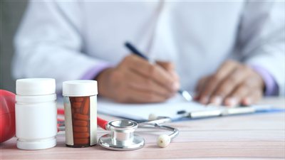 تحذيرات طبية من مخاطر استبدال العلاجات الموصوفة بأنظمة غير مثبتة علميًا وتأثيراتها الصحية المحتملة
