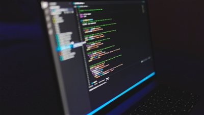 تزايد الجدل العالمي حول سلامة نماذج الذكاء الاصطناعي المفتوحة مع توجه شركات التقنية الكبرى نحو أطر رقابية جديدة قبل إطلاق الأنظمة المتقدمة