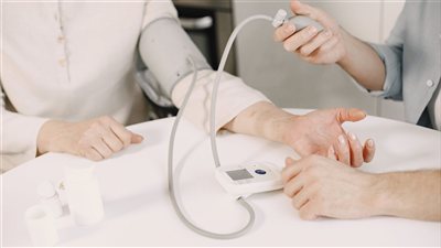 دراسة حديثة ترصد انخفاضًا في ضغط الدم الانقباضي لدى المصابين بارتفاع ضغط خفيف بعد استخدام زيت النعناع لمدة 20 يومًا