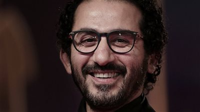 أحمد حلمي يتعرض لانتقادات حادة بسبب إفيه مسرحيته