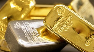 الذهب يحافظ على مستوياته المرتفعة كملاذ آمن.