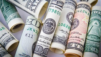 الدولار يرتفع مقابل اليورو بعد بيانات اقتصادية إيجابية