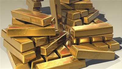 الذهب ينخفض مع صعود العائد الحقيقي للدولار الأمريكي