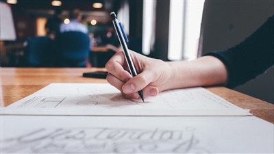 دراسة تربط الكتابة اليدوية بزيادة التركيز في الاجتماعات