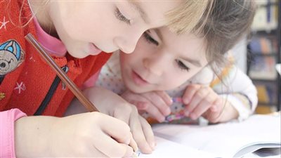 دراسة: الكتابة اليدوية تعزز تعلم القراءة للأطفال